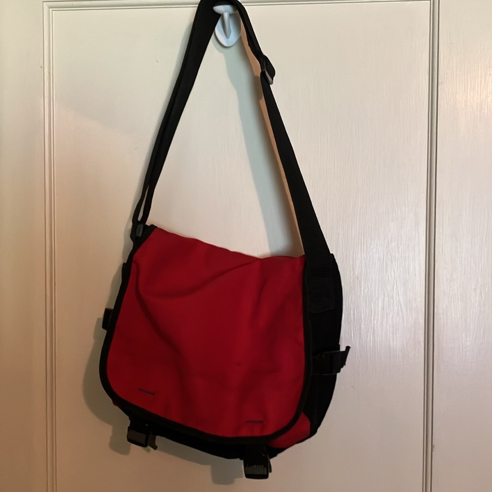 Vntg GAP Crossbody Carry-On Messenger Bag style #116661-02-1 Black/Red Nylon.